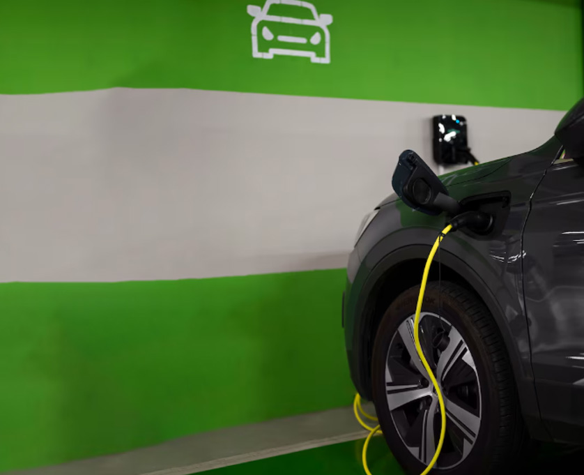 Imagem de carro elétrico carregando em local específico de carregador elétrico