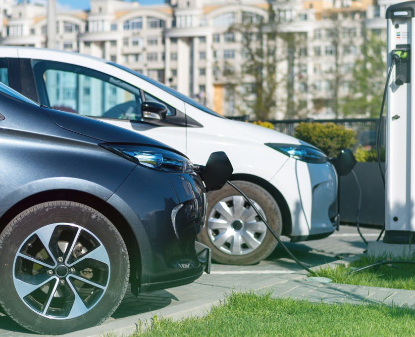 Imagem de carros carregando em postos de energia elétrica