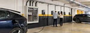 Analisador de energia medindo a carga elétrica de condomínio para instalação de carregadores veiculares